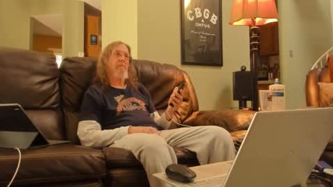 Snapshot of jdineuless chatting on 1, 1, 2025 JDinEuless online show from 1, 1, 2025