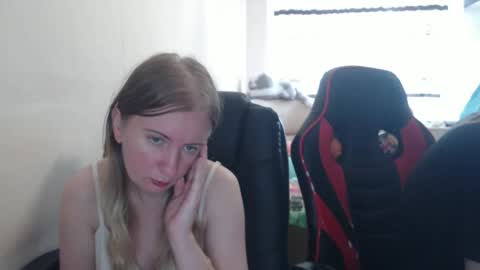 Snapshot of jenisandpeter chatting on 12, 9, 2025 JenisAndPeter online show from 12, 9, 2025