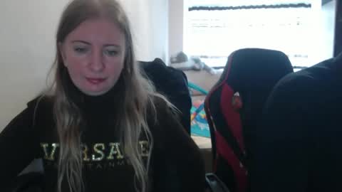 Snapshot of jenisandpeter chatting on 3, 10, 2025 JenisAndPeter online show from 3, 10, 2025