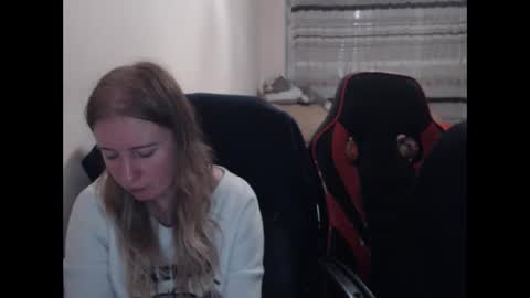 Snapshot of jenisandpeter chatting on 4, 10, 2025 JenisAndPeter online show from 4, 10, 2025