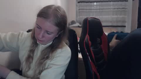 Snapshot of jenisandpeter chatting on 5, 11, 2025 JenisAndPeter online show from 5, 11, 2025