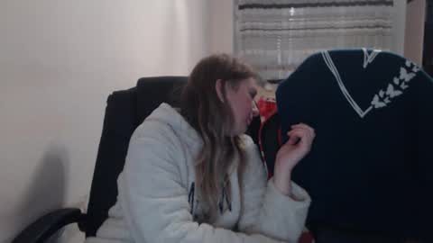 Snapshot of jenisandpeter chatting on 8, 11, 2025 JenisAndPeter online show from 8, 11, 2025