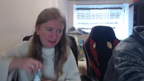 Snapshot of jenisandpeter chatting on 5, 3, 2026 JenisAndPeter online show from 5, 3, 2026