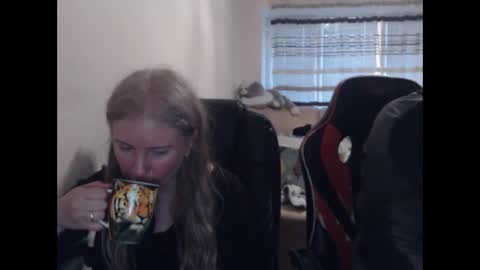 Snapshot of jenisandpeter chatting on 4, 4, 2026 JenisAndPeter online show from 4, 4, 2026