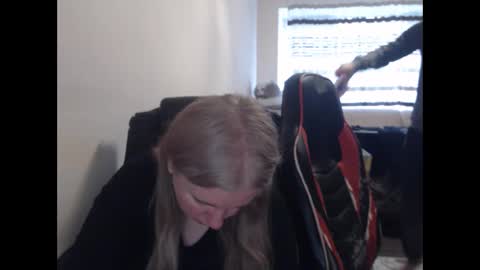 Snapshot of jenisandpeter chatting on 6, 4, 2026 JenisAndPeter online show from 6, 4, 2026