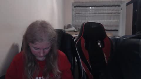 Snapshot of jenisandpeter chatting on 7, 4, 2026 JenisAndPeter online show from 7, 4, 2026