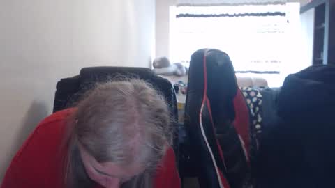 Snapshot of jenisandpeter chatting on 8, 4, 2026 JenisAndPeter online show from 8, 4, 2026