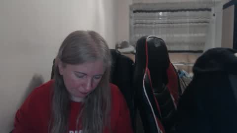 Snapshot of jenisandpeter chatting on 8, 4, 2026 JenisAndPeter online show from 8, 4, 2026