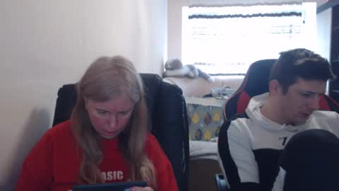 Snapshot of jenisandpeter chatting on 12, 4, 2026 JenisAndPeter online show from 12, 4, 2026