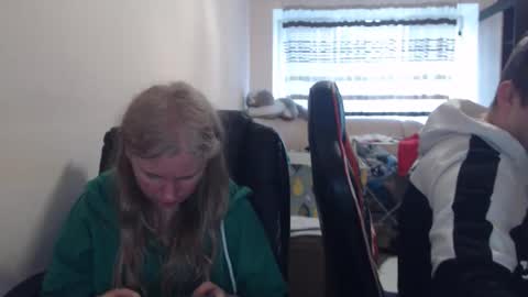 Snapshot of jenisandpeter chatting on 14, 4, 2026 JenisAndPeter online show from 14, 4, 2026