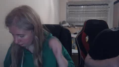 Snapshot of jenisandpeter chatting on 18, 4, 2026 JenisAndPeter online show from 18, 4, 2026