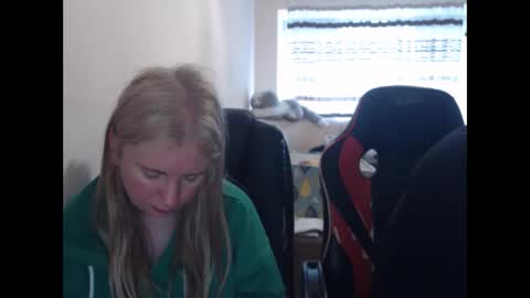 Snapshot of jenisandpeter chatting on 21, 4, 2026 JenisAndPeter online show from 21, 4, 2026
