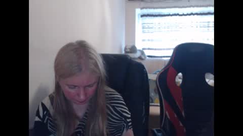 Snapshot of jenisandpeter chatting on 11, 5, 2026 JenisAndPeter online show from 11, 5, 2026
