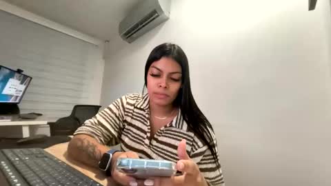 Snapshot of jennifer_oliveira chatting on 30, 10, 2025 Jenn 3 online show from 30, 10, 2025