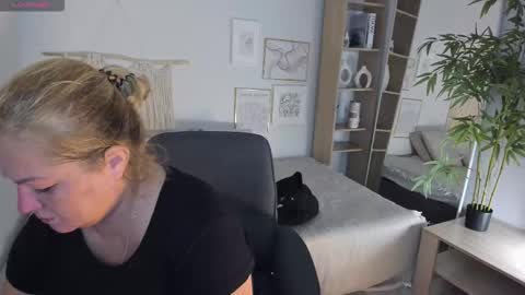 Snapshot of jenniferlight chatting on 22, 9, 2025 Jennifer online show from 22, 9, 2025