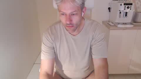 Snapshot of jeroen84nl chatting on 12, 11, 2025 jeroen84nl online show from 12, 11, 2025