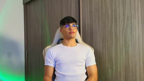 Snapshot of jimmy_leeh_ chatting on 2, 12, 2025 Jimmy Leeh online show from 2, 12, 2025