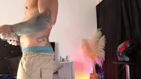 Snapshot of john_and_louis chatting on 4, 11, 2025 John online show from 4, 11, 2025