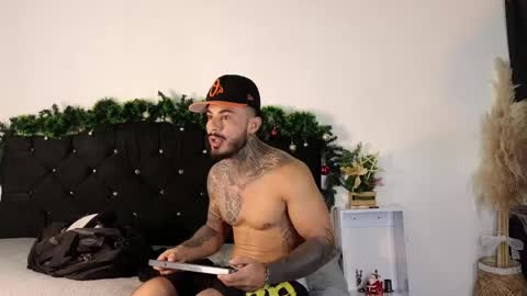 Snapshot of john_and_louis chatting on 27, 11, 2025 John online show from 27, 11, 2025