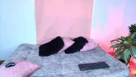 Snapshot of jules_n_gia chatting on 25, 10, 2025 Jules and Gia online show from 25, 10, 2025