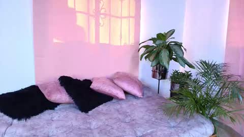 Snapshot of jules_n_gia chatting on 17, 11, 2025 Jules and Gia online show from 17, 11, 2025