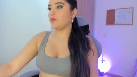 juli_santos_22 online show from 28, 1, 2025
