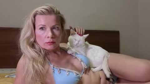 Snapshot of julia_giulia chatting on 9, 10, 2025 julia_giulia online show from 9, 10, 2025