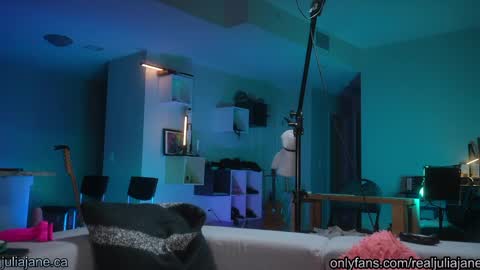 Julia Jane online show from 16, 4, 2026