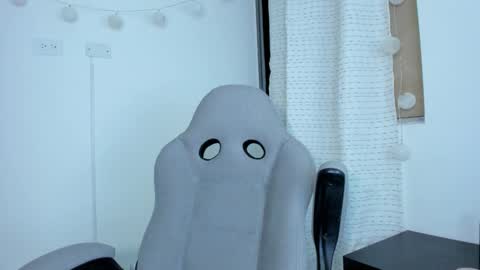 julia_strauns online show from 2, 1, 2025