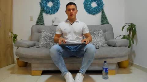 julian_wallace online show from 20, 12, 2024