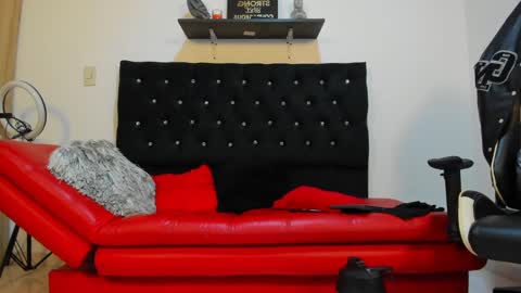 julian_wallace online show from 24, 2, 2025