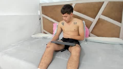 Snapshot of julian_wolf18 chatting on 25, 11, 2025 julian online show from 25, 11, 2025