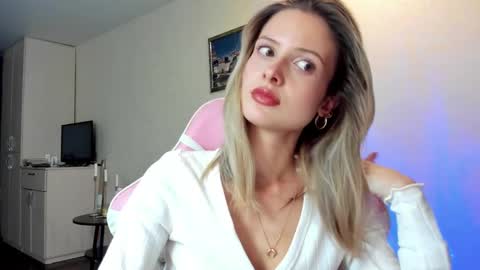 Snapshot of julie_flores chatting on 2, 10, 2025 Julie online show from 2, 10, 2025