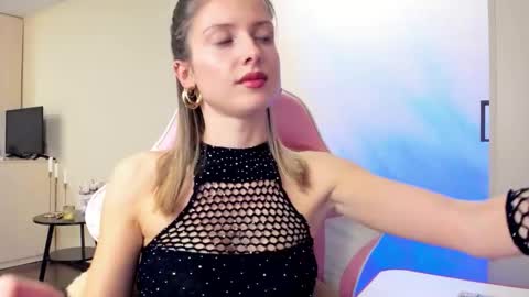 Snapshot of julie_flores chatting on 7, 10, 2025 Julie online show from 7, 10, 2025