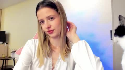 Snapshot of julie_flores chatting on 18, 10, 2025 Julie online show from 18, 10, 2025