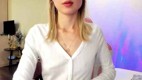 Snapshot of julie_flores chatting on 5, 11, 2025 Julie online show from 5, 11, 2025