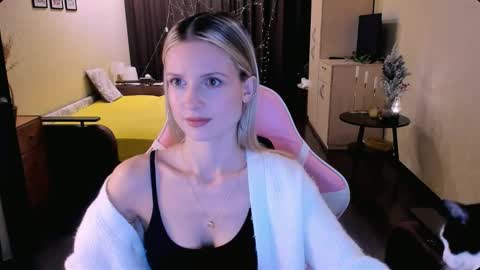 Snapshot of julie_flores chatting on 6, 11, 2025 Julie online show from 6, 11, 2025