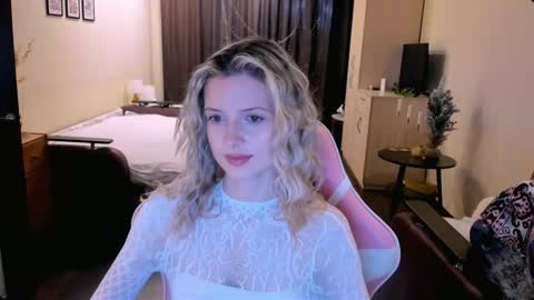 Snapshot of julie_flores chatting on 8, 11, 2025 Julie online show from 8, 11, 2025