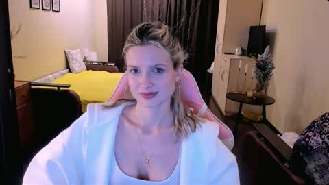 Snapshot of julie_flores chatting on 9, 11, 2025 Julie online show from 9, 11, 2025