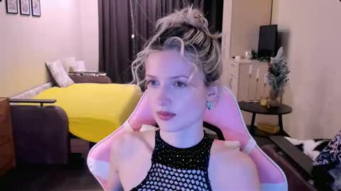 Snapshot of julie_flores chatting on 13, 11, 2025 Julie online show from 13, 11, 2025