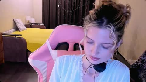 Snapshot of julie_flores chatting on 14, 11, 2025 Julie online show from 14, 11, 2025