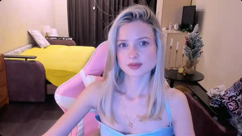 Snapshot of julie_flores chatting on 15, 11, 2025 Julie online show from 15, 11, 2025