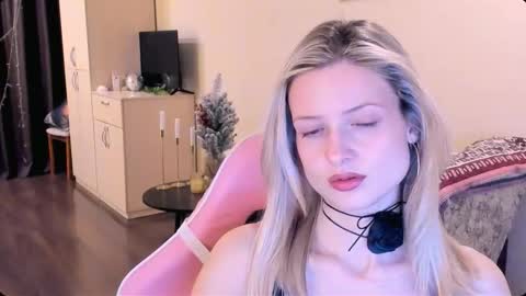 Snapshot of julie_flores chatting on 16, 11, 2025 Julie online show from 16, 11, 2025