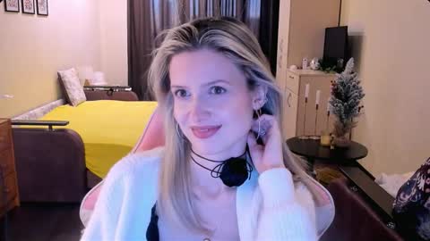 Snapshot of julie_flores chatting on 17, 11, 2025 Julie online show from 17, 11, 2025