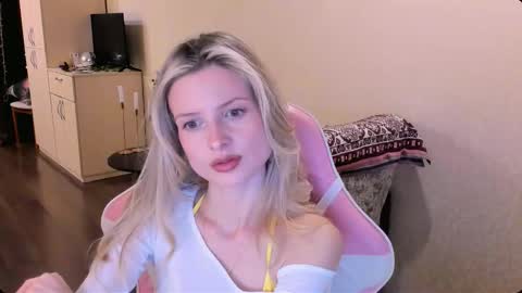 Snapshot of julie_flores chatting on 18, 11, 2025 Julie online show from 18, 11, 2025