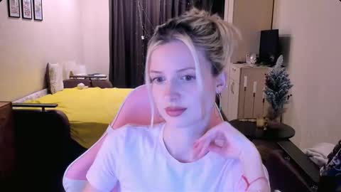 Snapshot of julie_flores chatting on 21, 11, 2025 Julie online show from 21, 11, 2025