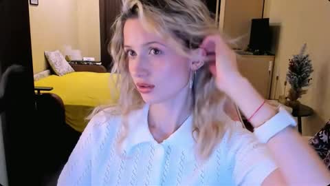 Snapshot of julie_flores chatting on 25, 11, 2025 Julie online show from 25, 11, 2025