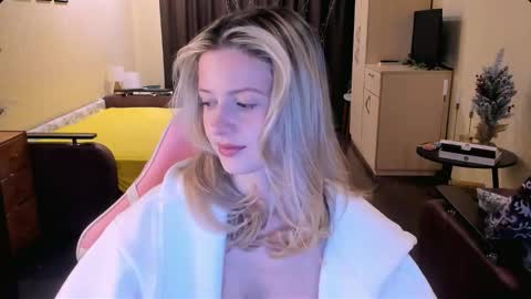 Snapshot of julie_flores chatting on 28, 11, 2025 Julie online show from 28, 11, 2025