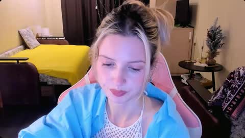 Snapshot of julie_flores chatting on 2, 12, 2025 Julie online show from 2, 12, 2025