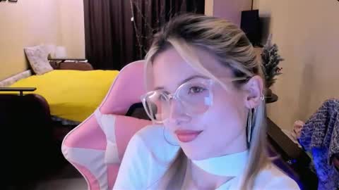 Snapshot of julie_flores chatting on 4, 12, 2025 Julie online show from 4, 12, 2025